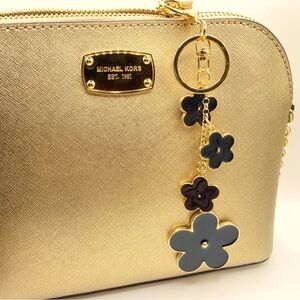 🖤🤍💜🩷Designer-Inspired Dual-Sided Enamel Flowers Keychain Purse/Bag Charm Elegent